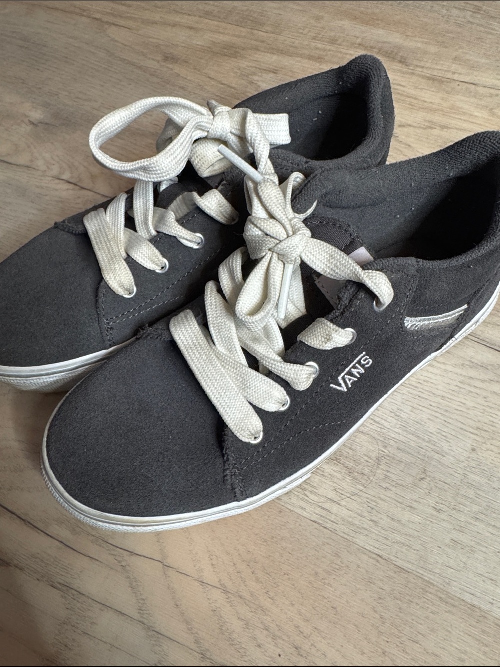 Vans Low-Top Sneakers in Charcoal and White